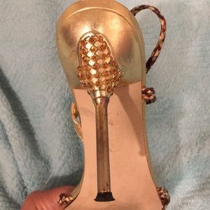 Golden formal pumps size 8 .5 run small